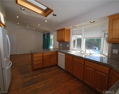 3292 Kenilworth Drive - Photo Thumbnail 4