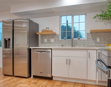 2333 1/2 Langdale Avenue - Photo Thumbnail 7