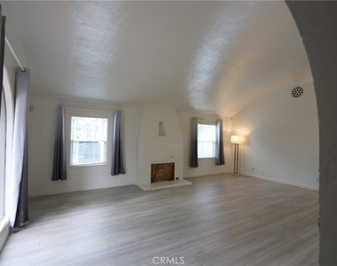 2905 N Sierra Way - Photo Thumbnail 3
