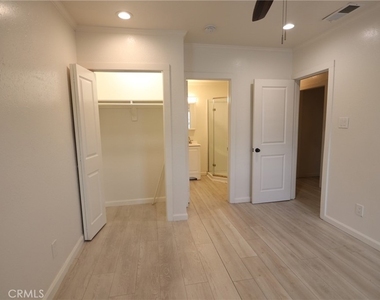 2905 N Sierra Way - Photo Thumbnail 15