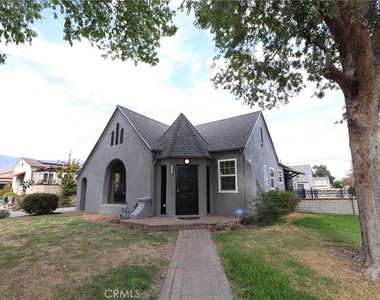 2905 N Sierra Way - Photo Thumbnail 1