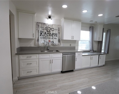 2905 N Sierra Way - Photo Thumbnail 6