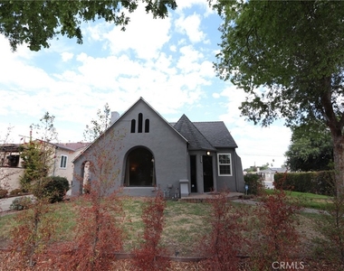 2905 N Sierra Way - Photo Thumbnail 2