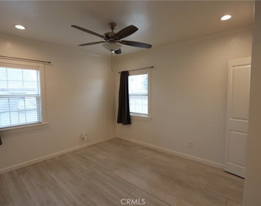 2905 N Sierra Way - Photo Thumbnail 14