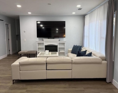1075 Chevron Court - Photo Thumbnail 12
