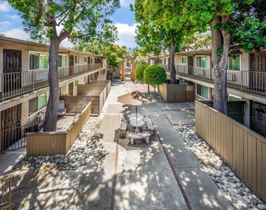 761 E Orange Grove Boulevard - Photo Thumbnail 22