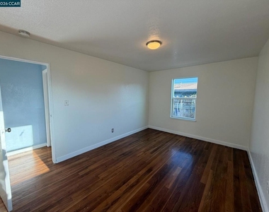 341 S 8th St - Photo Thumbnail 5
