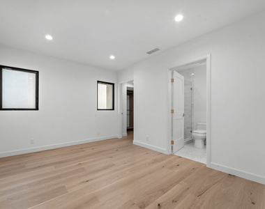160 N Almont Drive - Photo Thumbnail 11