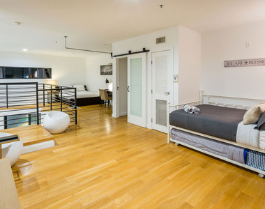 815 Hampton Drive - Photo Thumbnail 6