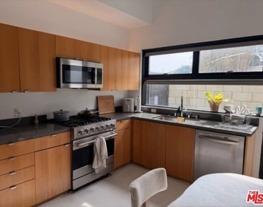 815 Hampton Drive - Photo Thumbnail 4