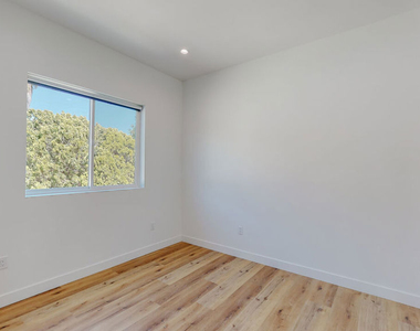 4462 Maplewood Avenue - Photo Thumbnail 11