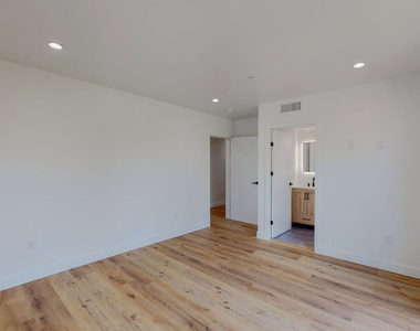 4462 Maplewood Avenue - Photo Thumbnail 26