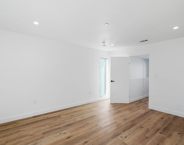 839 N Mccadden Pl - Photo Thumbnail 8
