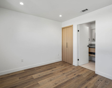 839 N Mccadden Pl - Photo Thumbnail 24