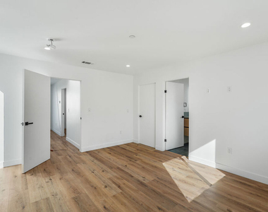 839 N Mccadden Pl - Photo Thumbnail 9