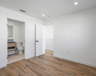 839 N Mccadden Pl - Photo Thumbnail 25