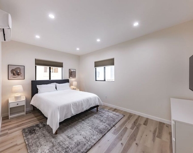 9024 Phyllis Avenue - Photo Thumbnail 10