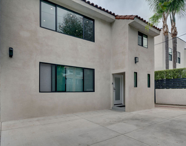 9024 Phyllis Avenue - Photo Thumbnail 12