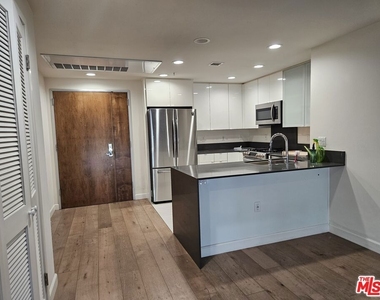 105 S Mariposa Avenue - Photo Thumbnail 2