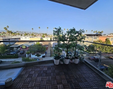 105 S Mariposa Avenue - Photo Thumbnail 12