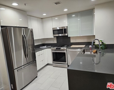 105 S Mariposa Avenue - Photo Thumbnail 4