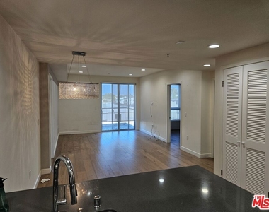 105 S Mariposa Avenue - Photo Thumbnail 3