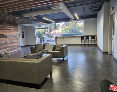 105 S Mariposa Avenue - Photo Thumbnail 18