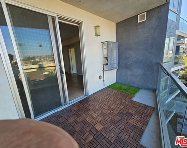 105 S Mariposa Avenue - Photo Thumbnail 13
