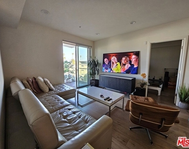 105 S Mariposa Avenue - Photo Thumbnail 1