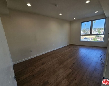 105 S Mariposa Avenue - Photo Thumbnail 6