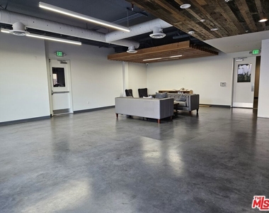 105 S Mariposa Avenue - Photo Thumbnail 16