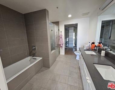 105 S Mariposa Avenue - Photo Thumbnail 7