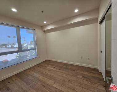 105 S Mariposa Avenue - Photo Thumbnail 9