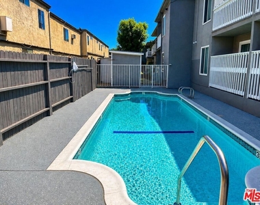 18366 Collins Street - Photo Thumbnail 2
