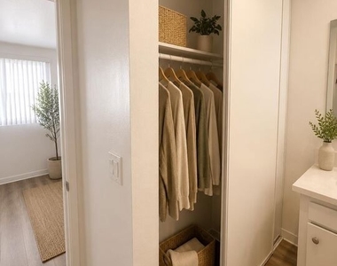 18366 Collins Street - Photo Thumbnail 6