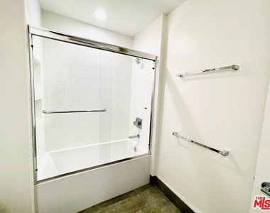 1122 Gayley Avenue - Photo Thumbnail 8