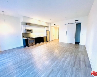 1122 Gayley Avenue - Photo Thumbnail 10