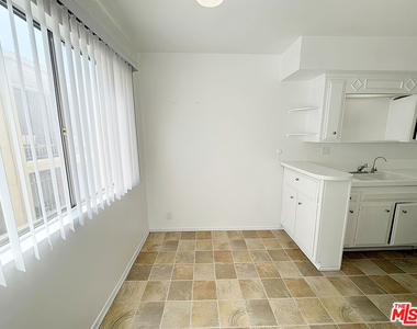1541 N Laurel Avenue - Photo Thumbnail 11