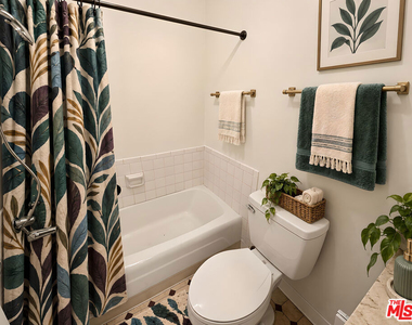 1541 N Laurel Avenue - Photo Thumbnail 8