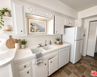 1541 N Laurel Avenue - Photo Thumbnail 4