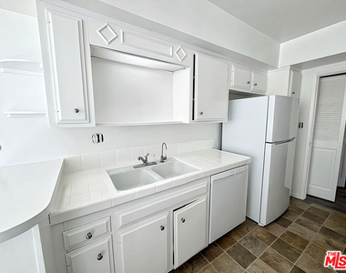 1541 N Laurel Avenue - Photo Thumbnail 13