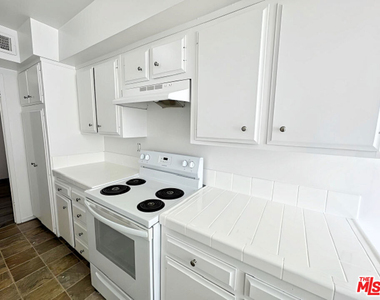 1541 N Laurel Avenue - Photo Thumbnail 16