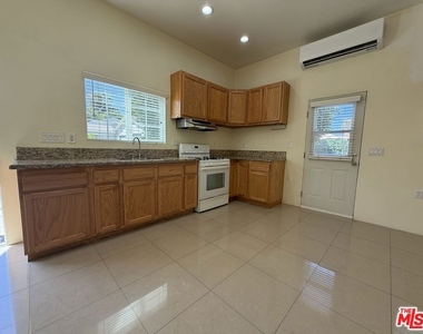 14213 Califa Street - Photo Thumbnail 8