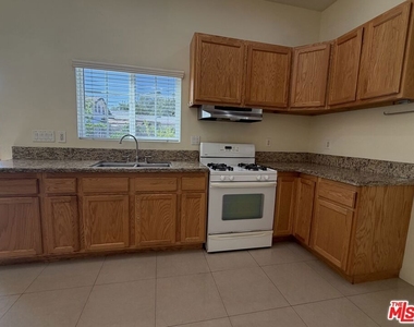 14213 Califa Street - Photo Thumbnail 7