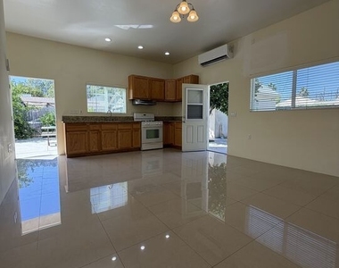 14213 Califa Street - Photo Thumbnail 5