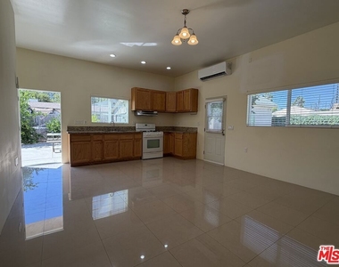 14213 Califa Street - Photo Thumbnail 9