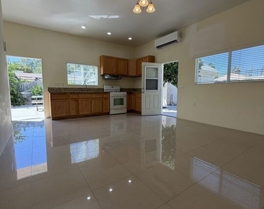 14213 Califa Street - Photo Thumbnail 2