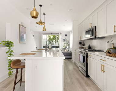 2931 Exposition Place - Photo Thumbnail 4