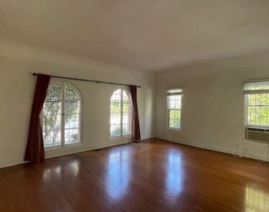 444 N Sycamore Avenue - Photo Thumbnail 3