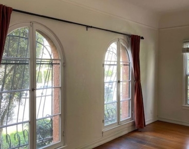 444 N Sycamore Avenue - Photo Thumbnail 4